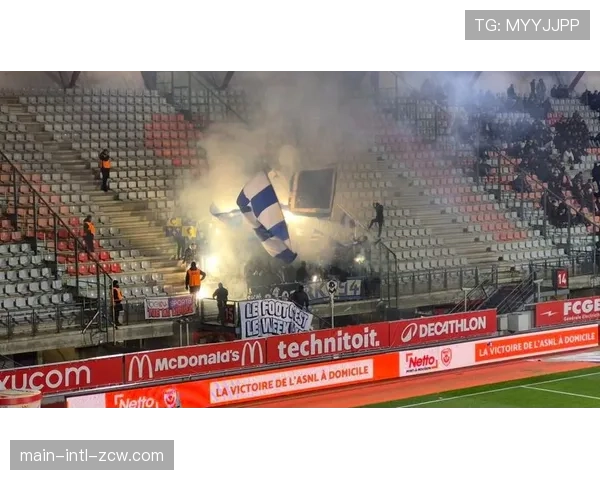 针对球迷投掷杂物行为,DFL将出台更严厉的俱乐部处罚条例 针对球迷投掷杂物行为,DFL将出台更严厉的俱乐部处罚条例